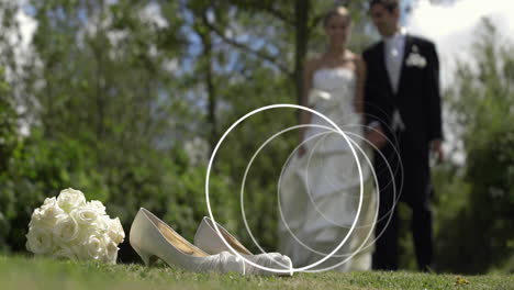 animación de círculos concéntricos blancos sobre la pareja de bodas caminando cerca del ramo y los zapatos