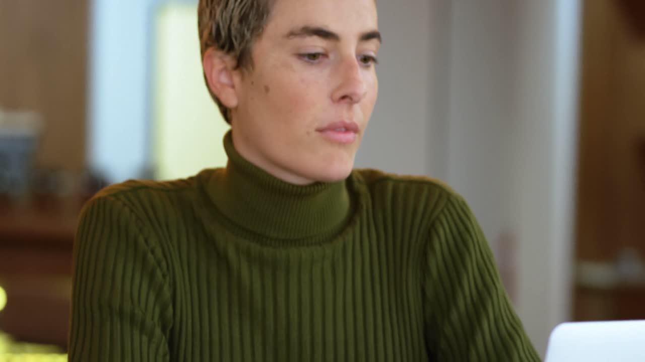 mujer ejecutiva usando una computadora portátil en el escritorio 4k