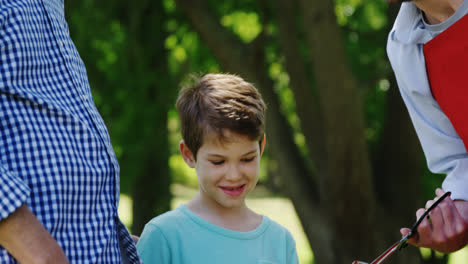 Mehrgenerationenfamilie-Bereitet-Essen-Auf-Dem-Grill-Zu