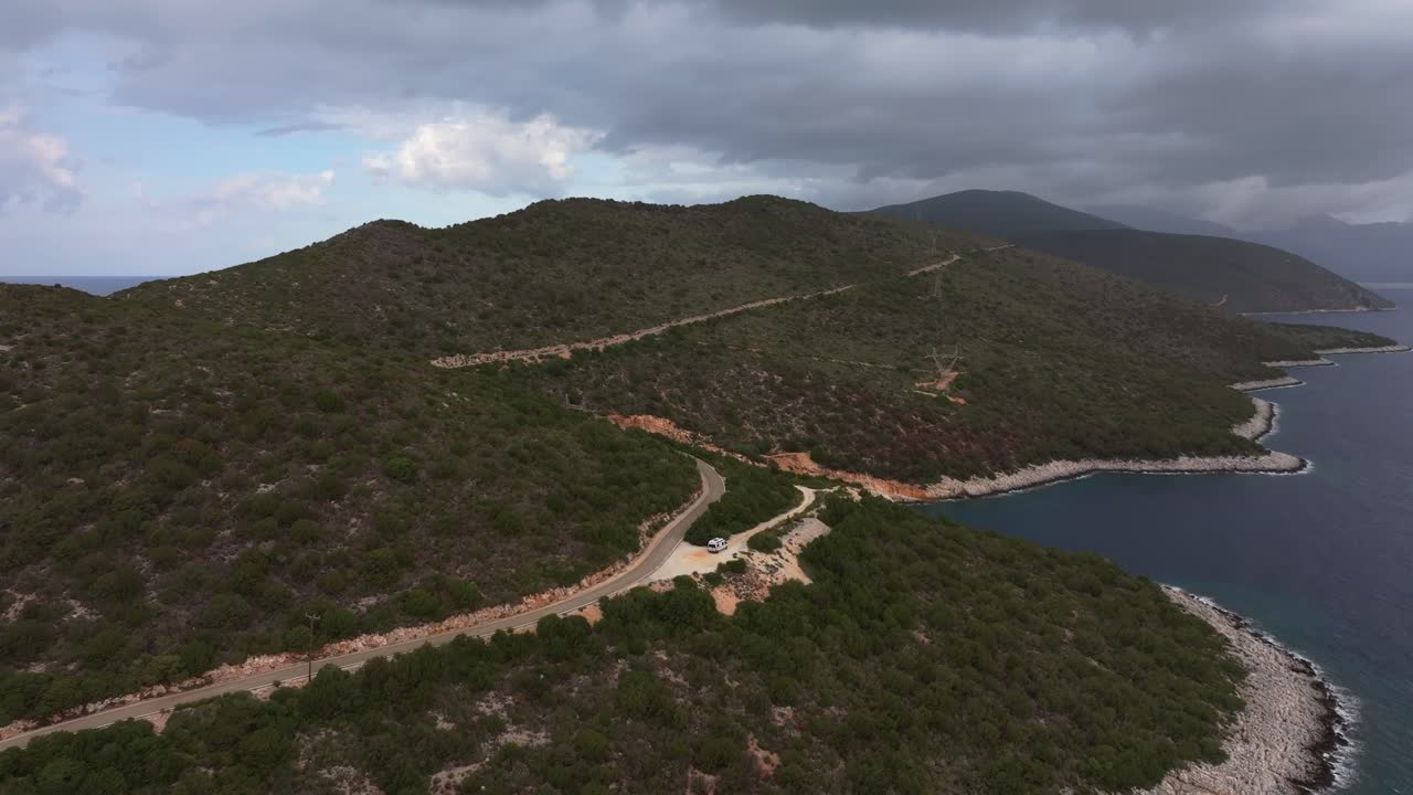 Drone che cattura la luce dorata sulla costa rocciosa e le acque ioniche, Lefkada