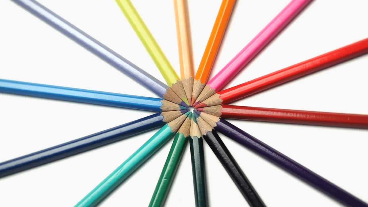 lápices de color unidos en la parte superior girando