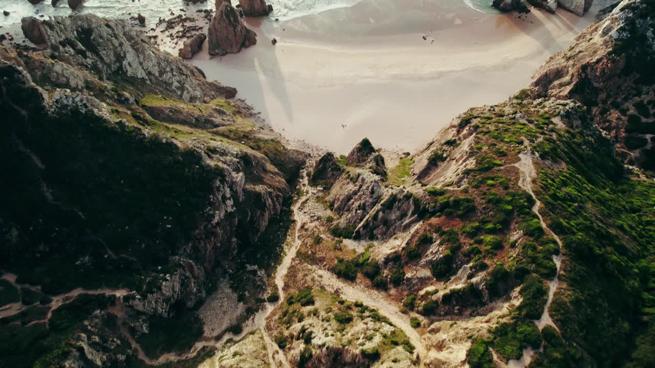 Sentieri escursionistici costieri e una bellissima spiaggia