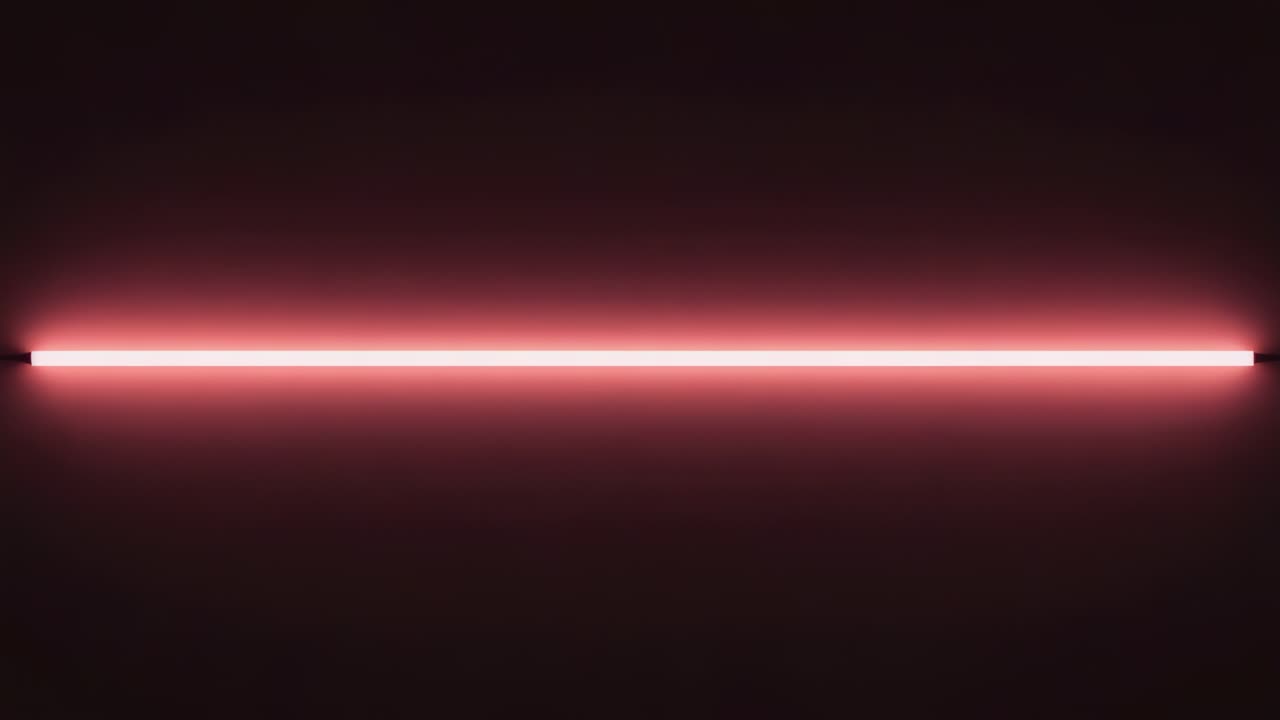 Gloeiende horizontale ledstrip die een roze halo afgeeft in een donkere studio met stroom aan en eindkappen