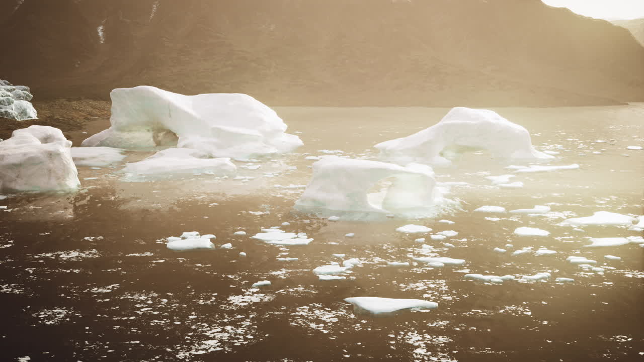 남극 반도의 빙산, 빙하 및 산