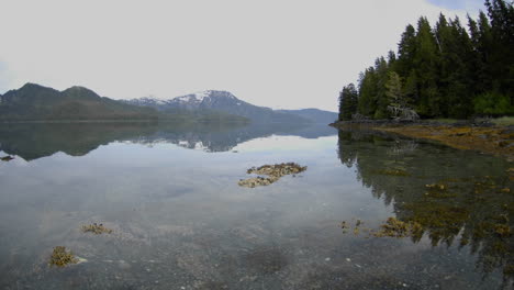 Lapso-De-Tiempo-De-La-Marea-Retrocediendo-En-La-Isla-Del-Estanque-Junto-A-La-Bahía-De-Kelp-Fuera-De-La-Isla-De-Baranof-En-El-Sureste-De-Alaska