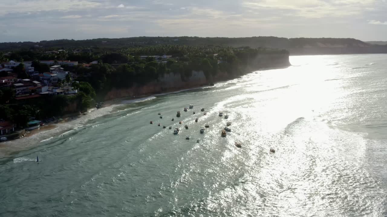 브라질 리오 그란데 두 노르테 의 유명한 열대 피파 해변 의 물 에 있는 작은 보트 들 의 큰  ⁇ 어리 의 회전 하는 공중 드론 사진