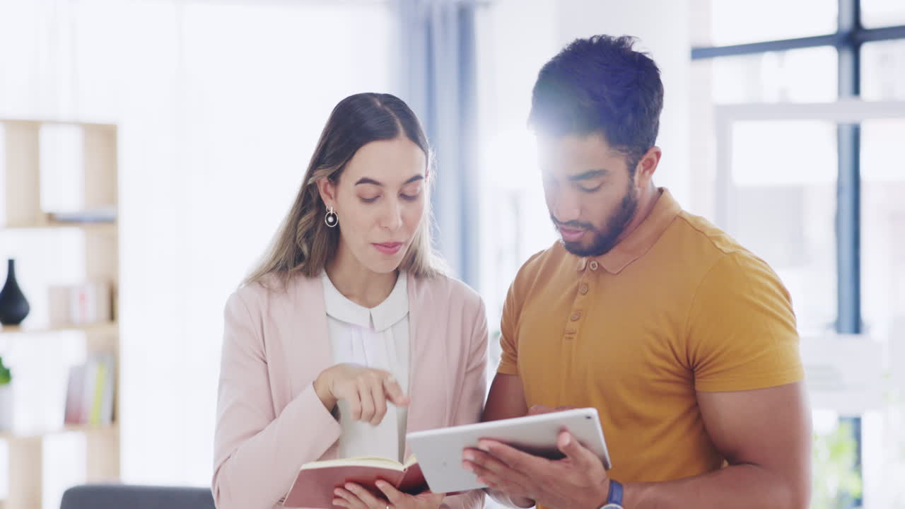 hombre de negocios, mujer o planificación con tableta