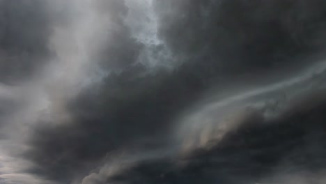 una tormenta con relámpagos dentro de las nubes oscuras que se acercan