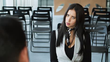 vista frontal de una hermosa mujer joven hablando