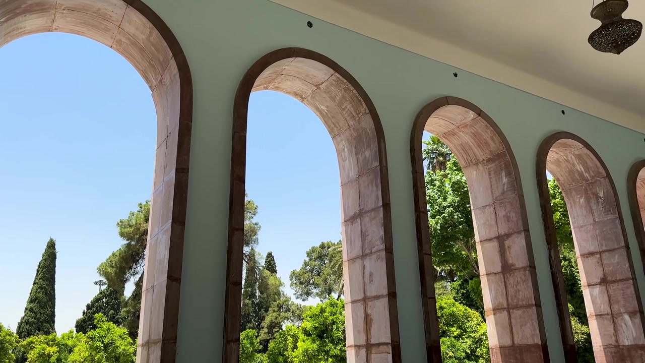 イランのシーラーズにあるペルシャ建築デザインの庭園。イトスギの広間、伝統的な歴史的遺産、中庭、対称性、幾何学模様、装飾、タイル細工、水面の反射が特徴の文化的屋外空間。