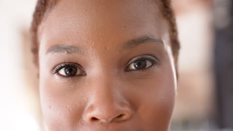 primer plano de la cara de una joven mujer de negocios afroamericana