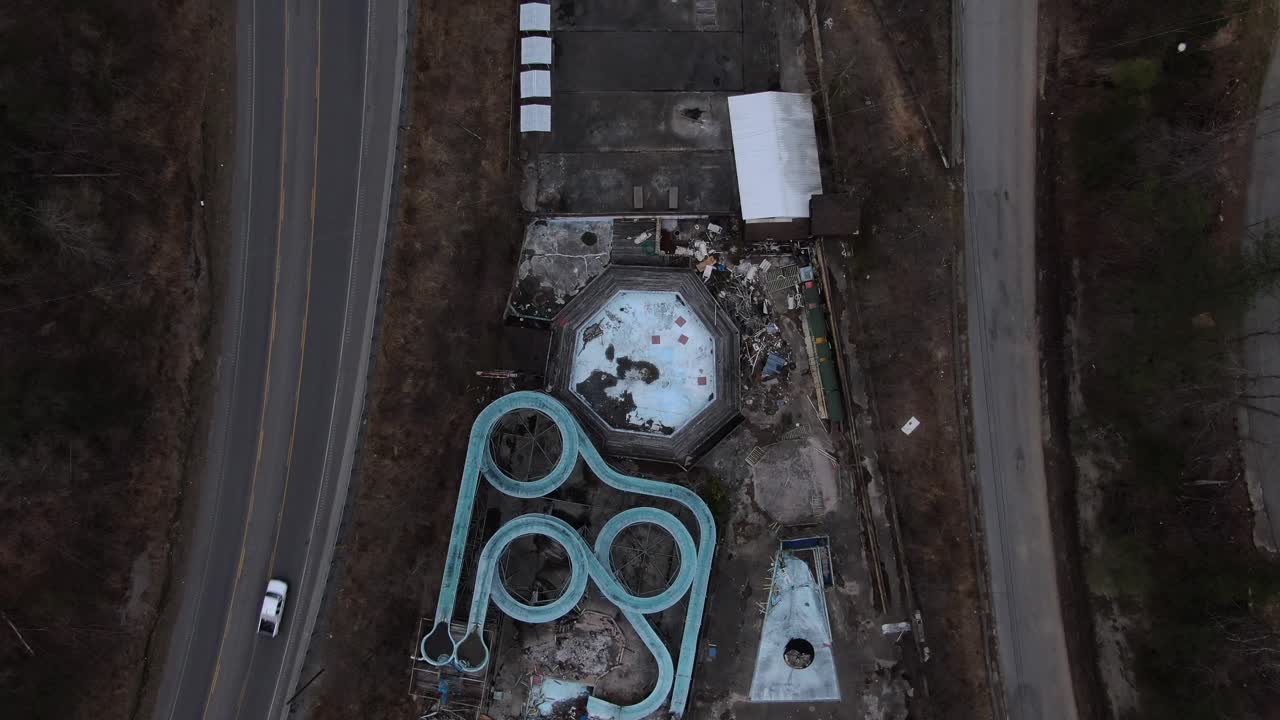 슬라이드와 수영장이 있는 버려진 워터파크의 하향식 공중 드론 영상