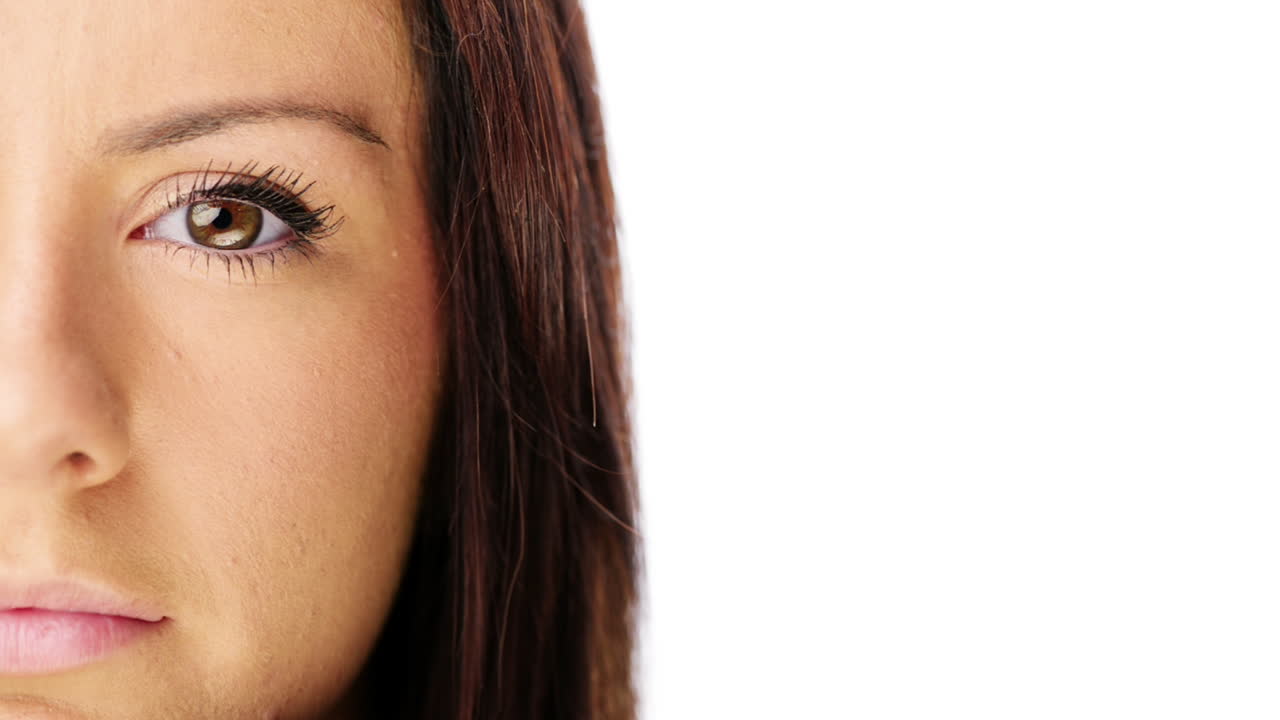 retrato de una mujer joven cerca de la mitad de la cara serie de personajes aislados en un fondo blanco puro