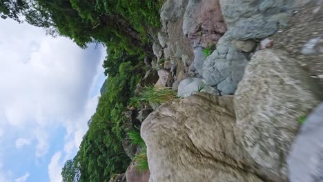tomada vertical de fpv de las yayitas en beni, república dominicana