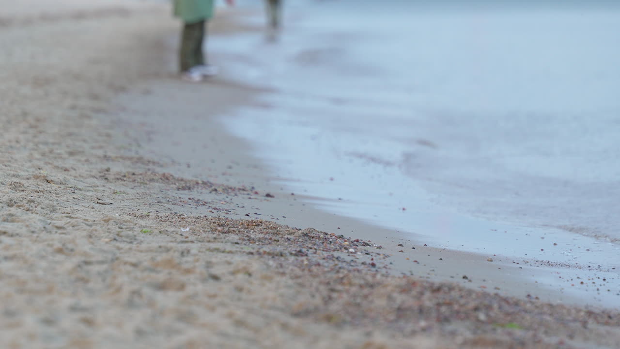 폴란드 레바 의 모래 해변 에 작은 파도 가  ⁇ 아지는 것 - 높은 각도