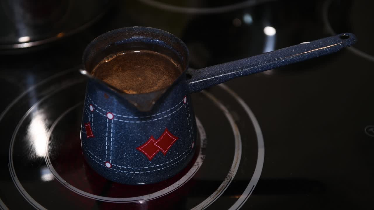 집에서 터키식 커피를 끓이고, 클로즈업, 아무도