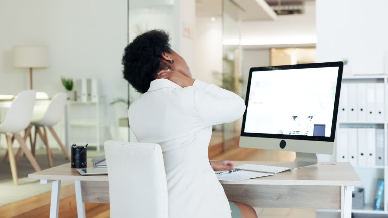 mujer de negocios estresada y cansada sufriendo