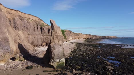 pila de mar en ryhope cliffs hendon beach en sunderland noreste de reino unido, drone aéreo 4k hd volar lejos