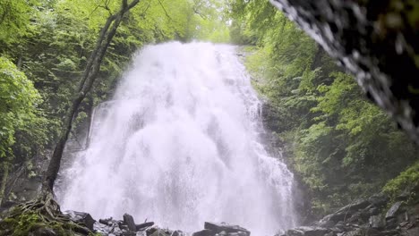 Hermosas-Cataratas-De-Crabtree-Con-Agua-Que-Fluye-En-Nc,-Carolina-Del-Norte