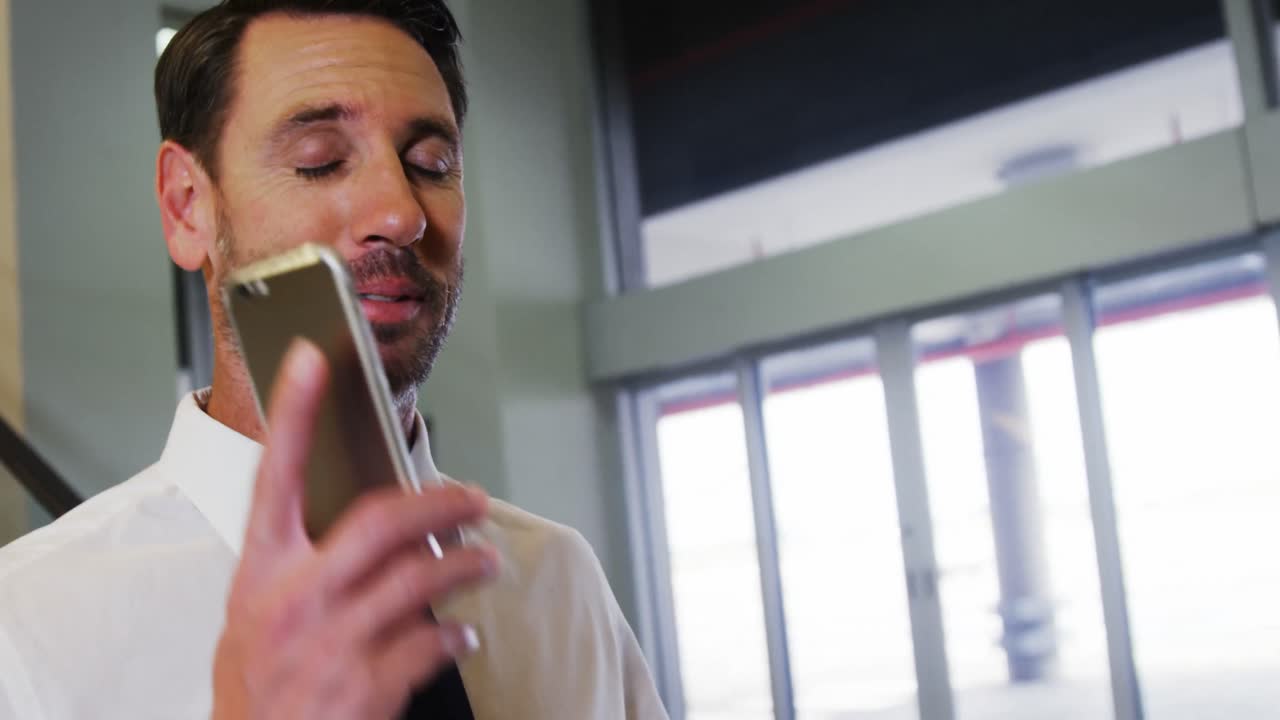 Uomo che parla al telefono cellulare