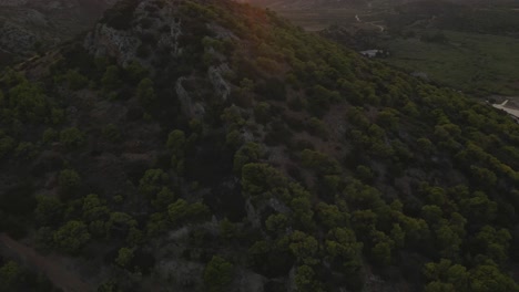 Drohnenluftaufnahme-Einer-Ländlichen-Landschaft-Mit-Dem-Sonnenuntergang