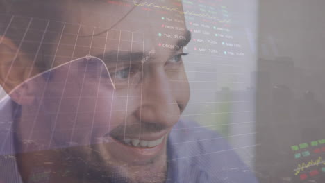 animación del procesamiento de datos financieros sobre empresario biracial y paisaje urbano