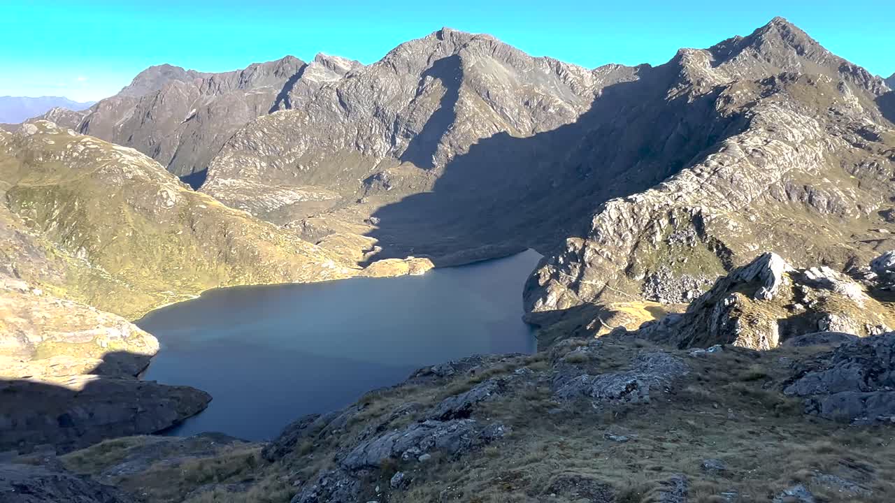 Bakış noktasından Harris Gölü. Yeni Zelanda'da Yürüyüş, Routeburn Parkuru, Büyük Yürüyüş. Gün Batımı