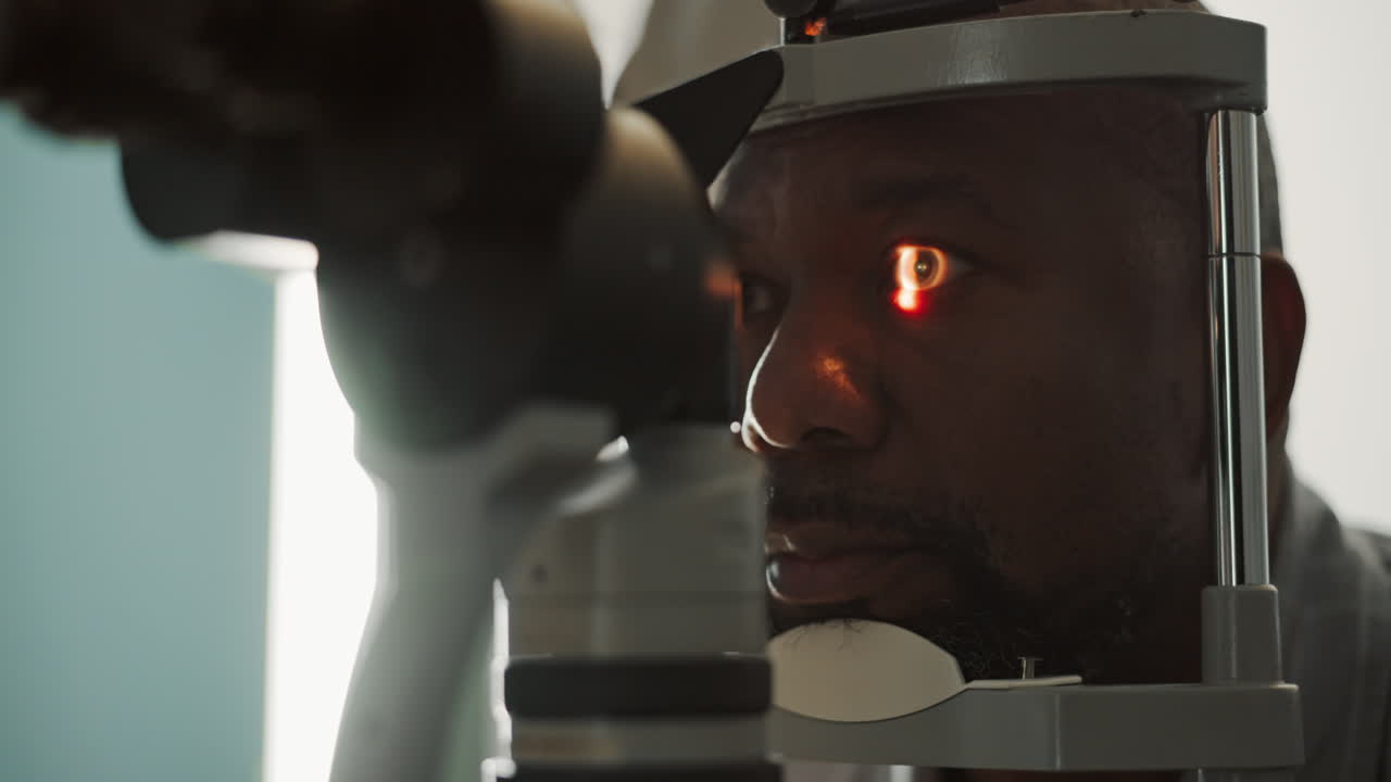 안과 의사 가 검사 하고 있는 사람 의 눈 의 근접 사진