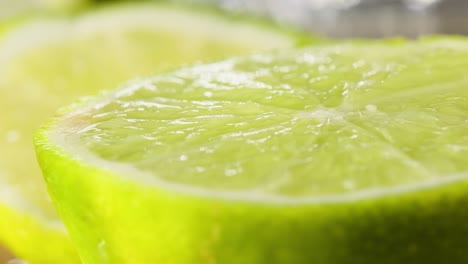 Frisch-Geschnittene-Limette,-Die-Entlang-Des-Limettenstrukturmusters-Aufspürt,-Makroaufnahme-In-Zeitlupe