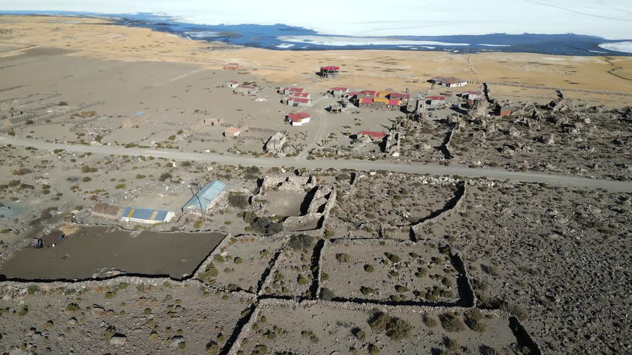 Vista aerea di un eco-lodge nel paesaggio desertico del Salar de Uyuni, vicino alla riva del Salar de Uyuni, Bolivia