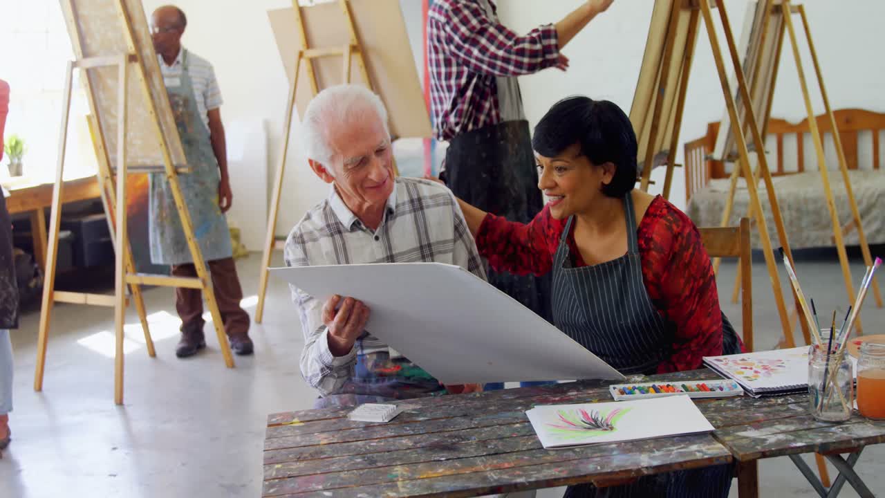 profesor de dibujo ayudando a un hombre mayor en el dibujo 4k
