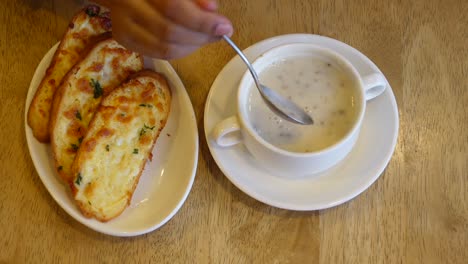 un plato de crema casera de sopa de hongos