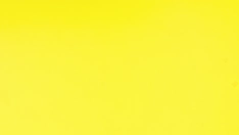 tres papeles con clips de corazón aparecen en el tema amarillo stop motion