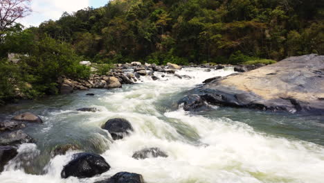 río de montaña corriendo en el parque nacional binh phuoc, vietnam