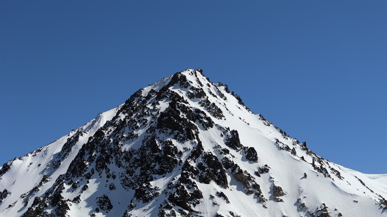 primer plano del pico cubierto de nieve del cerro la hoya, esquel, argentina