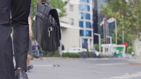 Pies-De-Hombre-De-Negocios-Caminando-Por-La-Ciudad.