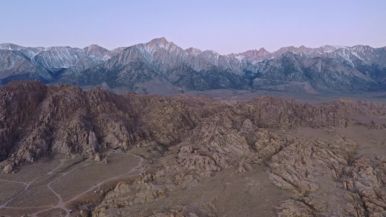 Eccellente scatto aereo del Monte Whitney innevato nelle Alabama Hills della California