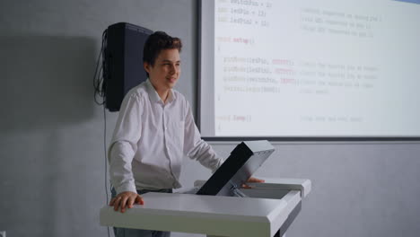 adolescente presentando un proyecto de codificación