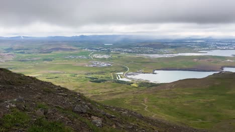 Vista-Panorámica-De-Islandia-Desde-La-Cima-De-La-Montaña-En-Un-Día-Nublado-Y-Cambiante