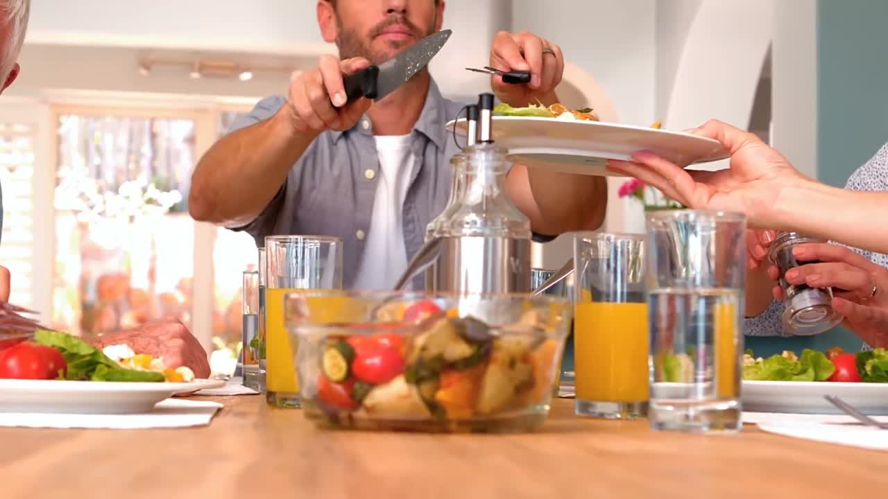 la familia cenando juntos
