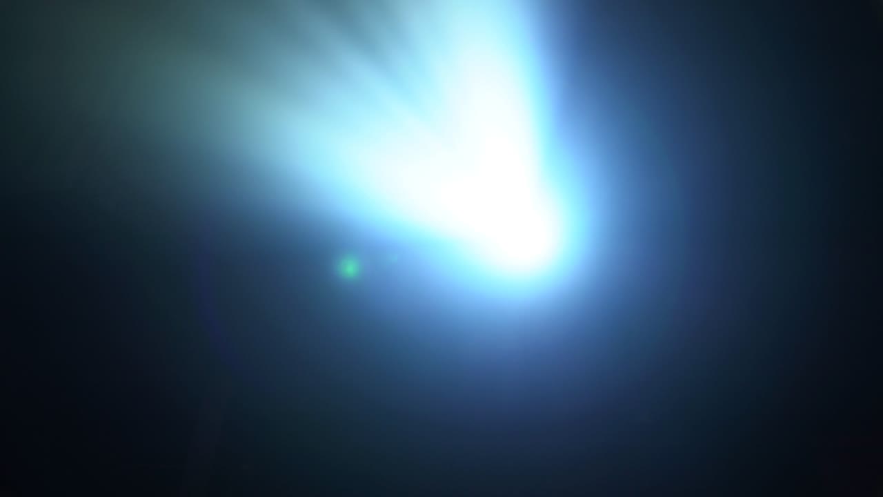 luz de punto para discoteca o concierto brillando directamente hacia la cámara