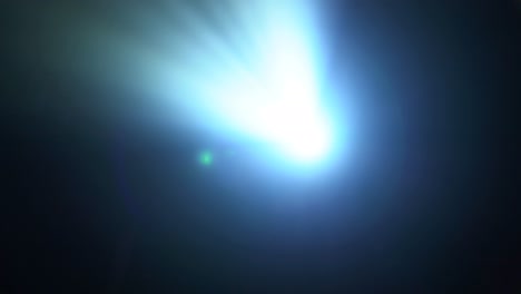 luz de punto para discoteca o concierto brillando directamente hacia la cámara