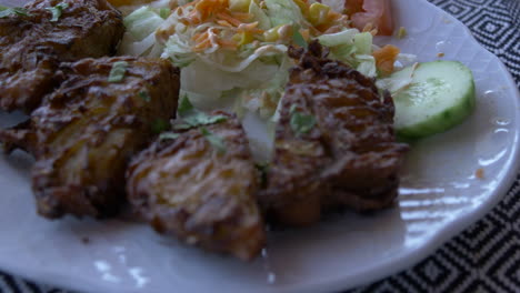 cebolla bahji en un restaurante indio
