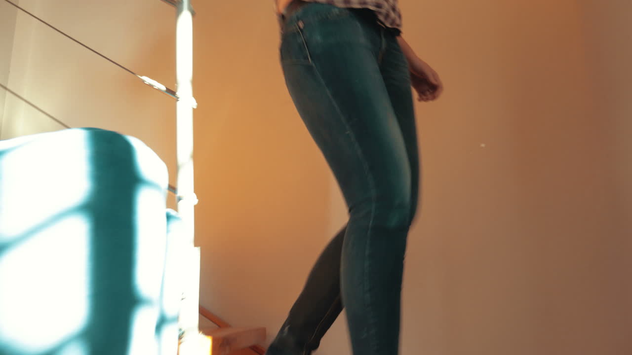 그녀는 친구와 비디오 통화를 하기 위해 서두르고 있습니다.