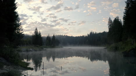 Silhouette-Und-Reflexionen-Der-Wunderschönen-Berg--Und-Seelandschaft-In-Der-Schweiz---Bewegende-Luftaufnahme