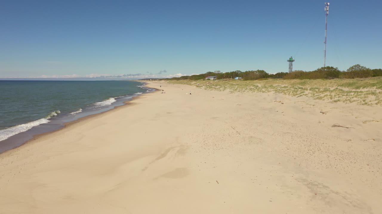 해변 위의 카메라 비행