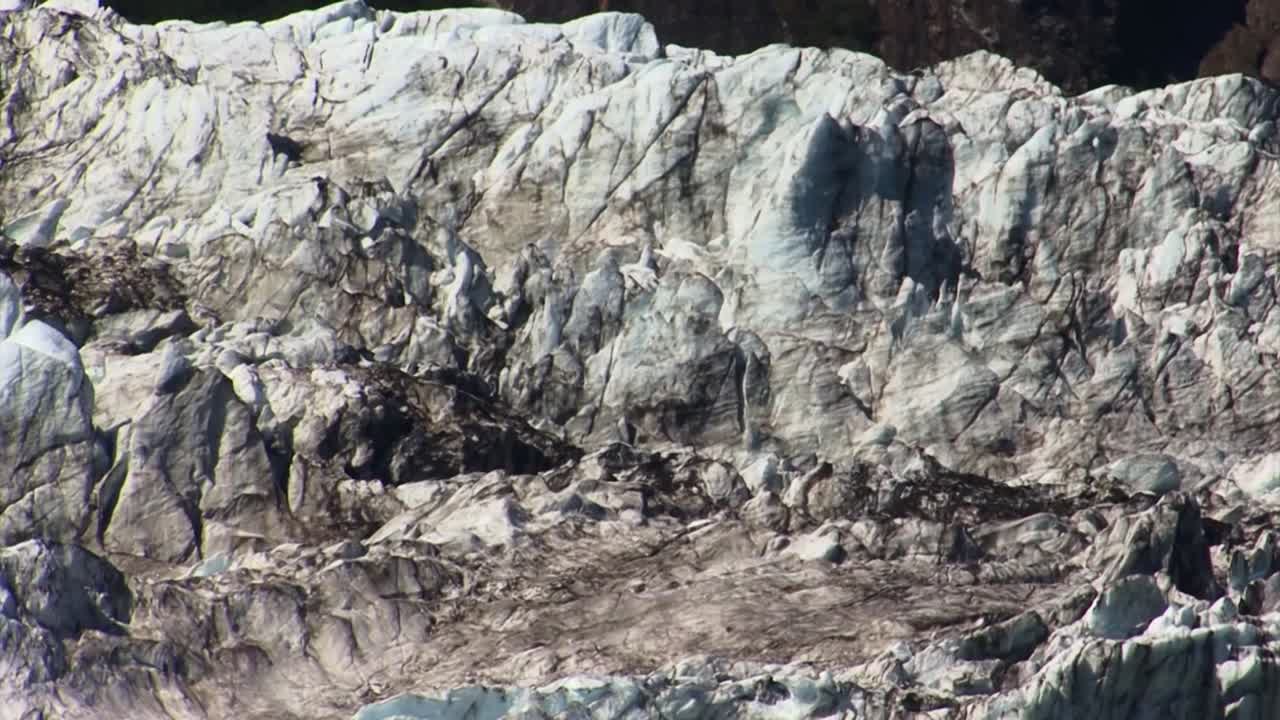 detalle del hielo y los sedimentos negros de un glaciar en alaska