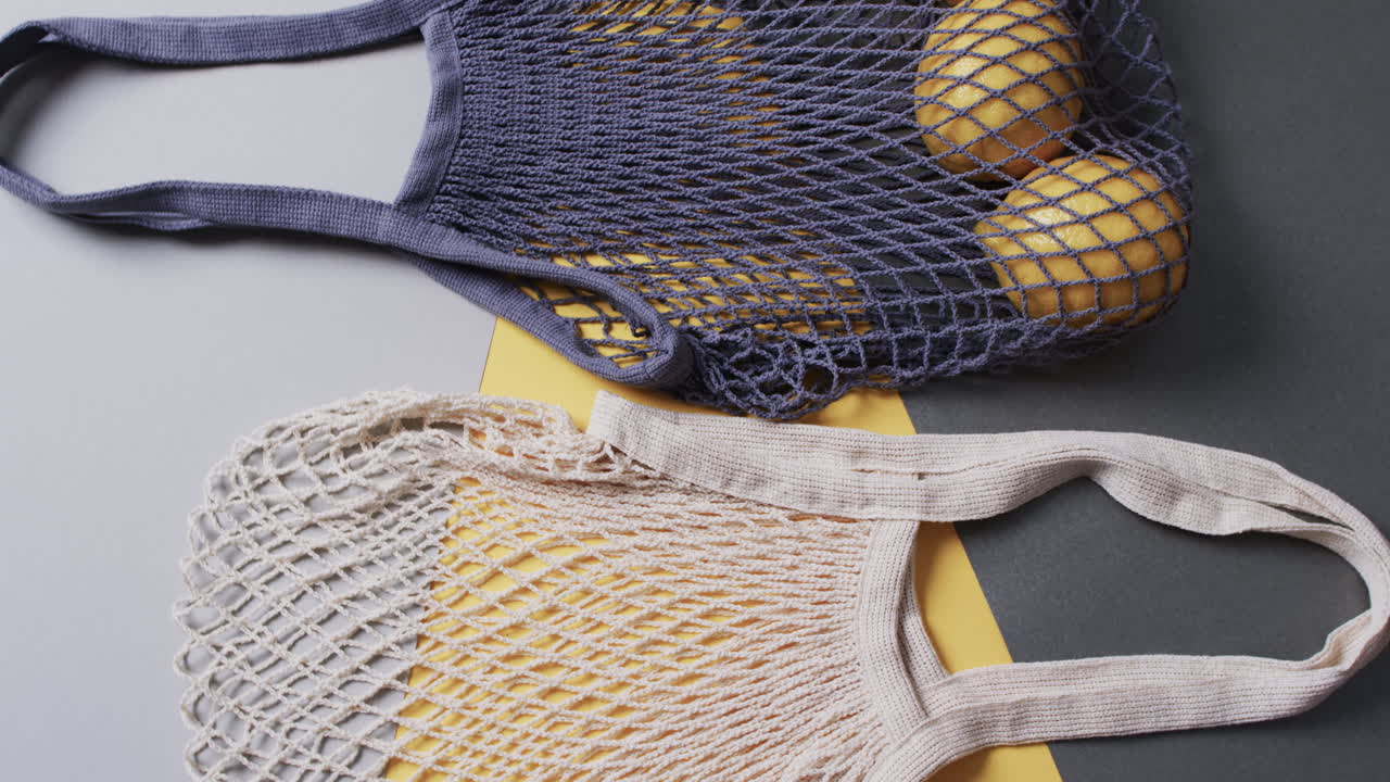 video de bolsas azules y blancas con limones y espacio de copia en fondo gris y amarillo