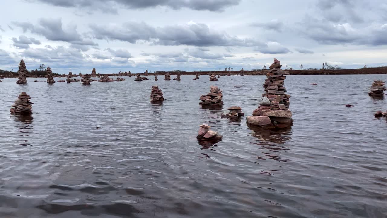 montones de piedras en un pequeño lago en la cima de una montaña sueca en sälen, dalarna