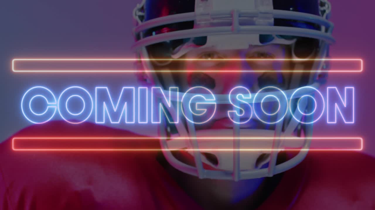 Animazione del testo 'Prossimamente' e forme neon su un giocatore di football americano su sfondo neon.